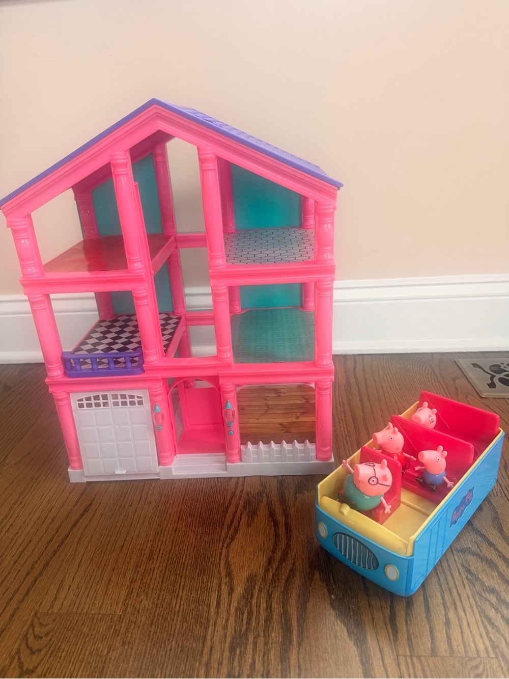 Pink Dollhouse with Peppa Pig Car and Figures Play Set